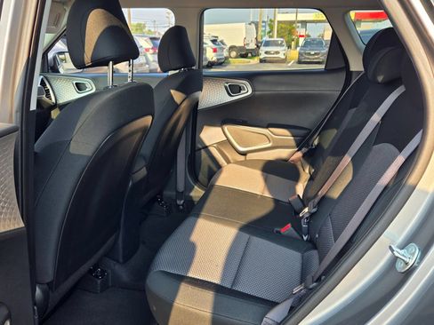 Used 2025 Kia Soul LX w/ LX Technology Package FWD image 6