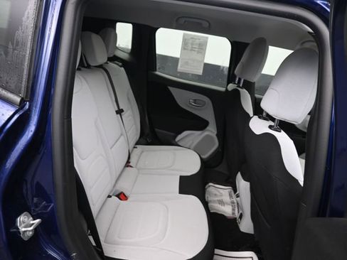 Used 2019 Jeep Renegade Latitude w/ Popular Equipment Group image 6