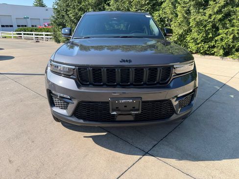 Used 2024 Jeep Grand Cherokee Limited w/ Black Appearance Package AWD/4WD image 6
