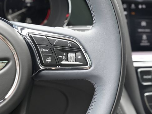 Used 2021 Bentley Bentayga V8 image 26
