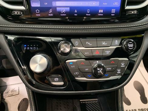 Used 2025 Chrysler Pacifica Limited FWD image 30