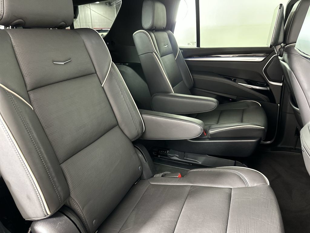 Used 2025 Cadillac Escalade Premium Luxury AWD/4WD image 30