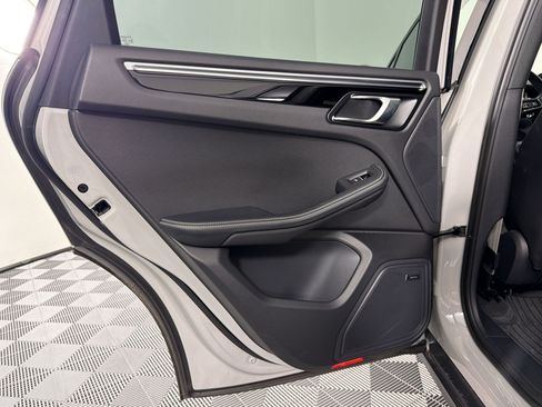 Certified 2024 Porsche Macan AWD/4WD image 29