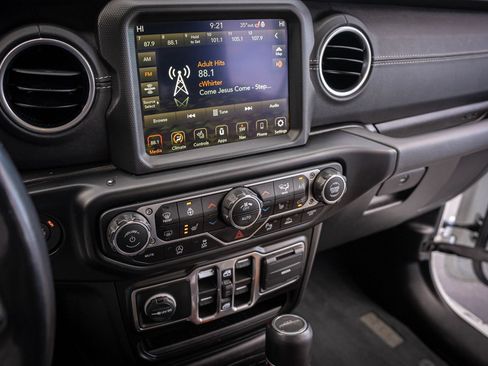 Used 2022 Jeep Gladiator Overland w/ Popular Equipment Package AWD/4WD image 17