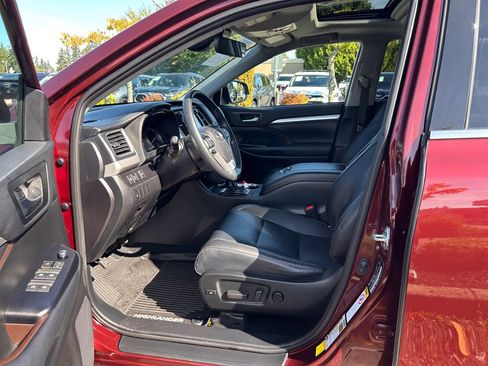 Used 2019 Toyota Highlander XLE AWD/4WD image 23