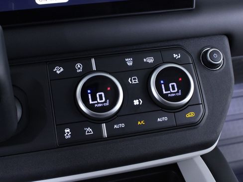 Used 2025 Land Rover Defender 110 S image 29