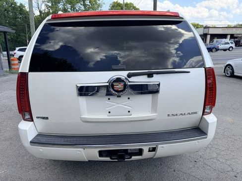 Used 2011 Cadillac Escalade Premium RWD image 3