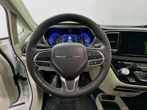 Certified 2024 Chrysler Pacifica Touring-L image 18