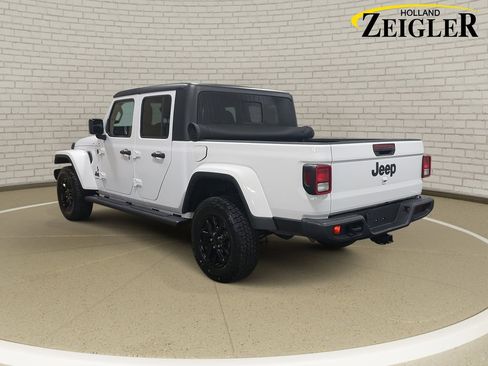 Used 2022 Jeep Gladiator Sport image 7