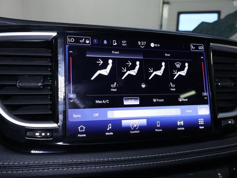 Used 2023 Chrysler Pacifica Touring-L image 32