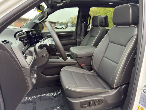Used 2025 Chevrolet Suburban Premier AWD/4WD image 25