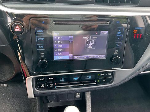 Used 2018 Toyota Corolla LE FWD image 32
