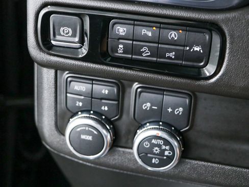 Used 2025 GMC Yukon XL AT4 w/ AT4 Premium Package AWD/4WD image 24