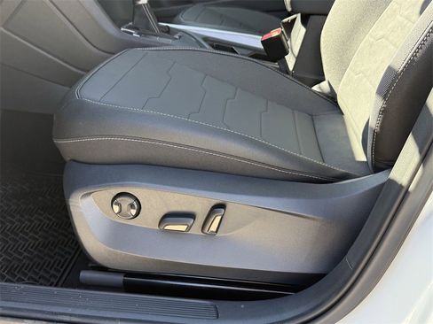 New 2026 Volkswagen Taos SE image 13
