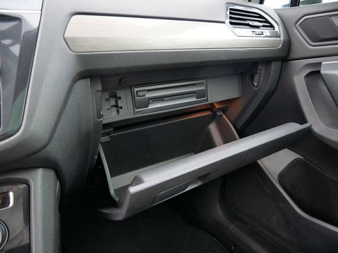 Used 2020 Volkswagen Tiguan SE w/ Panoramic Sunroof Package image 43