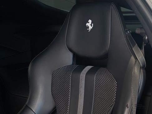 Used 2018 Ferrari 812 Superfast RWD image 16
