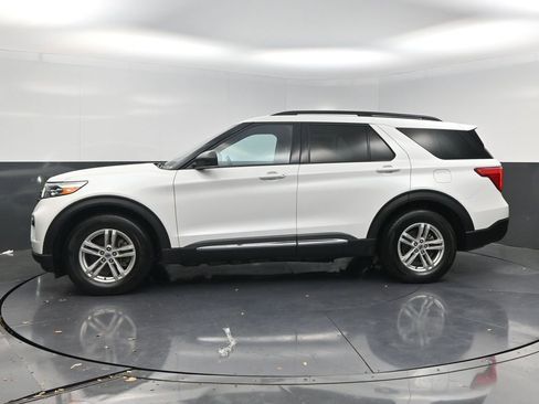Used 2024 Ford Explorer XLT image 3