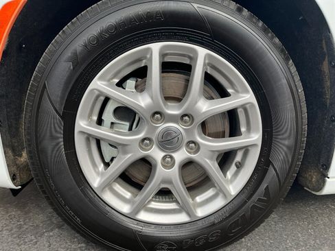Used 2024 Chrysler Pacifica Touring-L FWD image 35