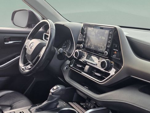Used 2020 Toyota Highlander XLE image 32