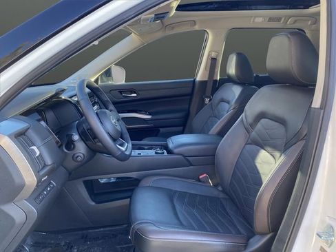 Used 2024 Nissan Pathfinder Platinum image 4