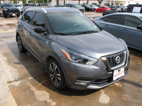 Used 2020 Nissan Kicks SR FWD image 2