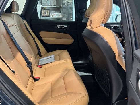 Used 2019 Volvo XC60 T5 Momentum w/ Multimedia Package AWD/4WD image 5