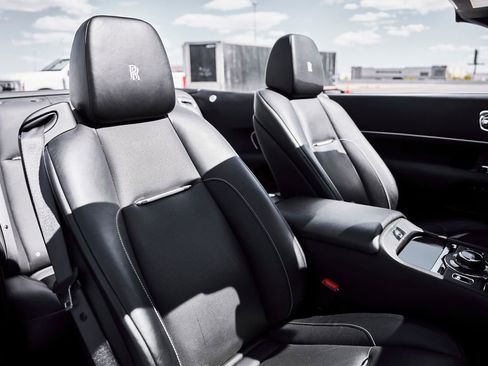 Used 2018 Rolls-Royce Dawn RWD image 38