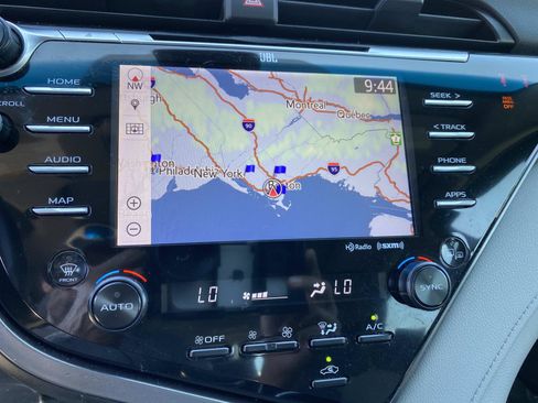Used 2019 Toyota Camry XLE w/ Navigation Package FWD image 11