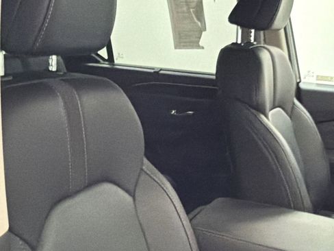 Used 2025 Honda Pilot EX-L image 11