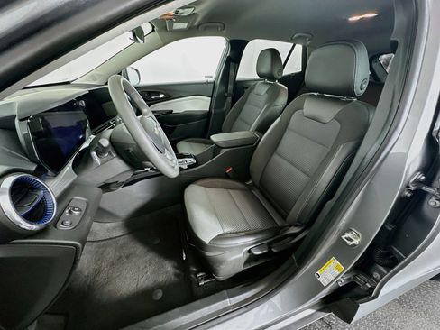 Used 2025 Chevrolet Trax LT FWD image 13