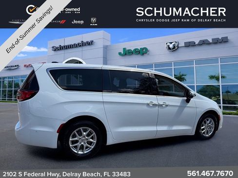 Used 2023 Chrysler Pacifica Touring-L FWD image 7