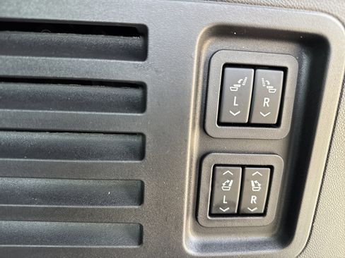 Used 2024 Chevrolet Traverse RS image 36