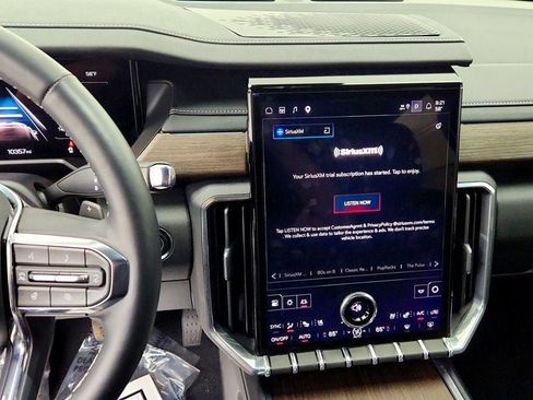 Used 2025 GMC Acadia Denali FWD image 17