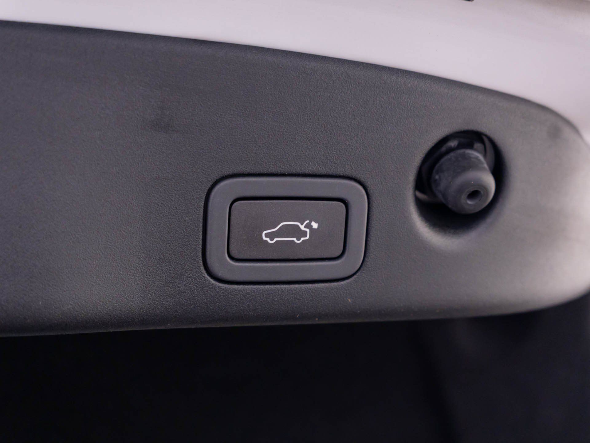 Used 2015 Jaguar XJ AWD image 39