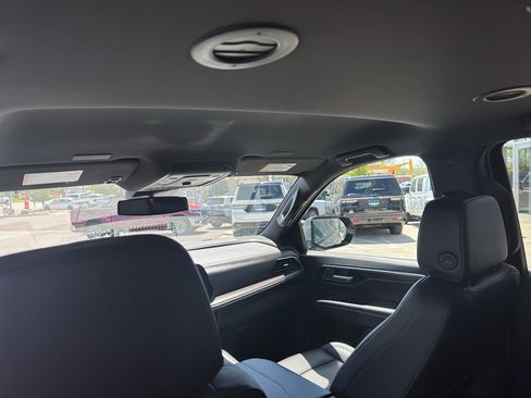 Used 2025 Chevrolet Suburban Z71 AWD/4WD image 21