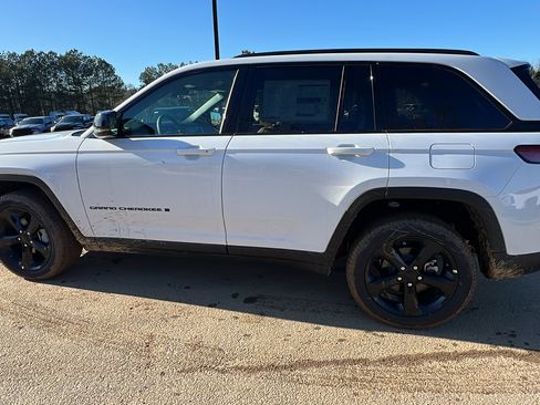New 2025 Jeep Grand Cherokee Limited w/ Black Appearance Package image 11