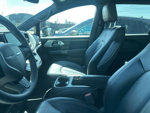 Used 2024 Chrysler Pacifica Select image 19