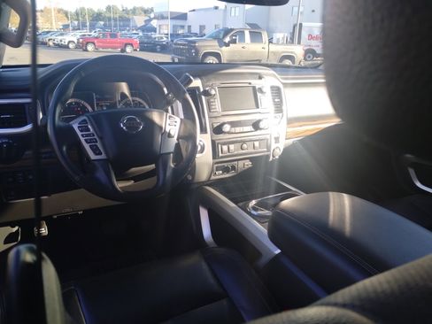 Used 2019 Nissan Titan SL w/ Chrome Package image 17