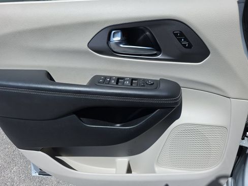 Used 2023 Chrysler Pacifica Touring-L FWD image 17
