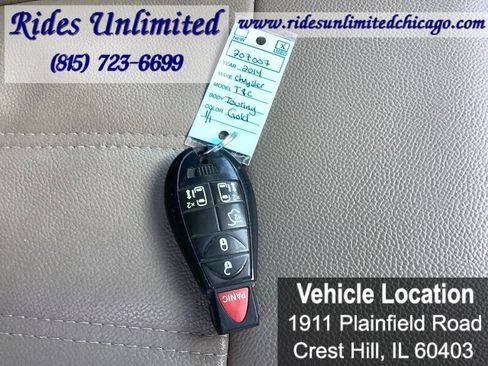 Used 2014 Chrysler Town & Country Touring FWD image 38