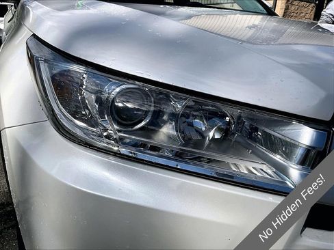 Used 2018 Toyota Highlander LE AWD/4WD image 24