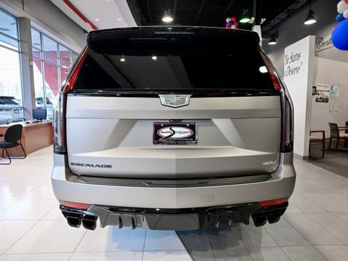 Used 2023 Cadillac Escalade V w/ LPO, ONYX Package image 6
