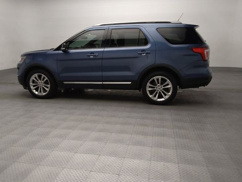 Used 2018 Ford Explorer XLT FWD image 3