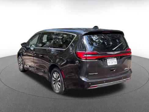 Used 2023 Chrysler Pacifica Touring-L FWD image 11