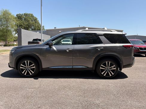 Used 2024 Nissan Pathfinder Platinum image 6