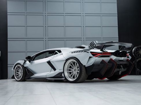 Used 2025 Lamborghini Revuelto image 4