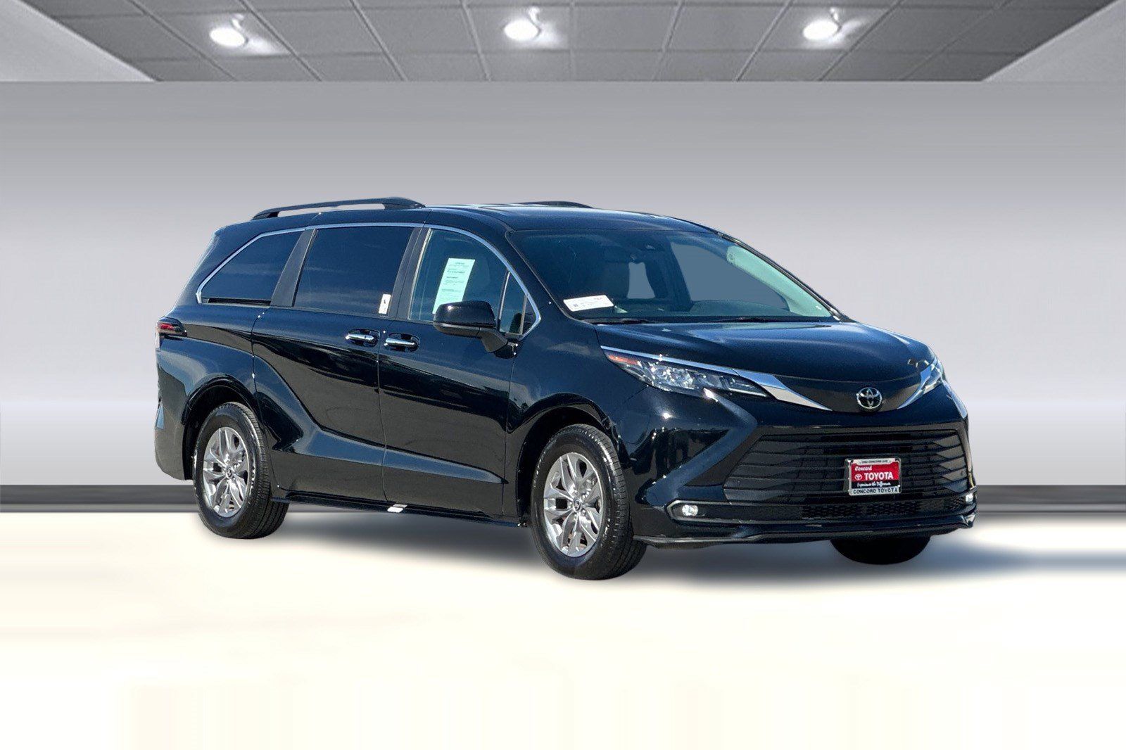 Used 2026 Toyota Sienna XLE FWD image 6