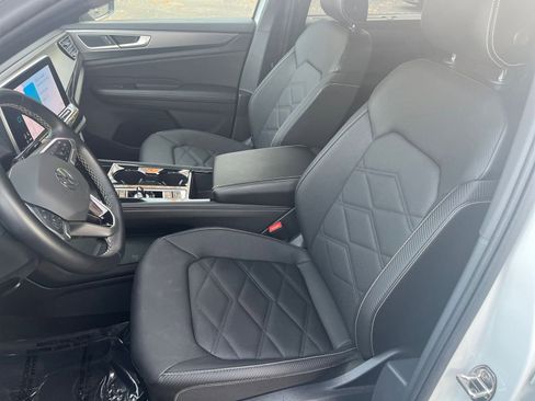 Used 2025 Volkswagen Atlas Cross Sport SE image 32