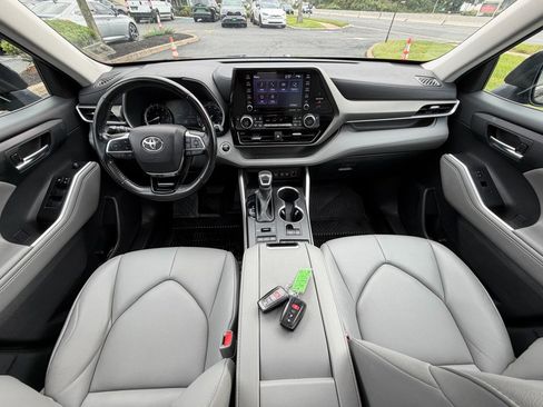 Used 2021 Toyota Highlander XLE image 28