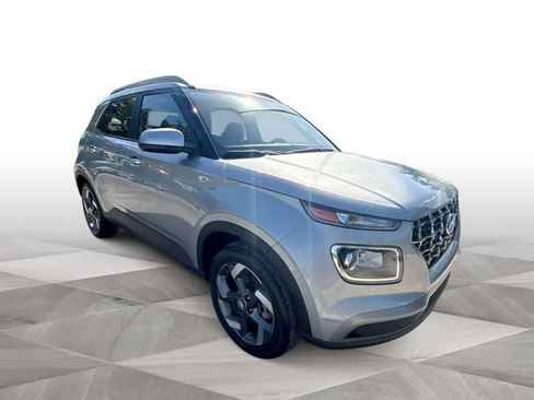 Used 2025 Hyundai Venue SEL FWD image 2